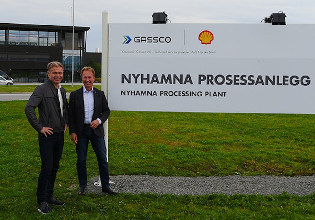 Områdedirektør i Shell Odin Estensen og administrerende direktør i Gassco Frode Leversund ved Nyhamna prosessanlegg i Aukra kommune. (Foto: Jan Haukaas/Shell).